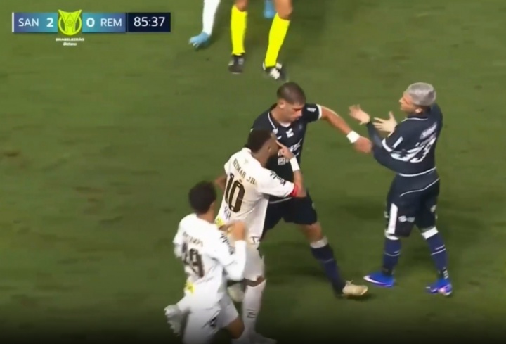 博鱼体育app下载-被犯规后与对手冲突染黄！裁判报告：内马尔以不尊重比赛方式行事