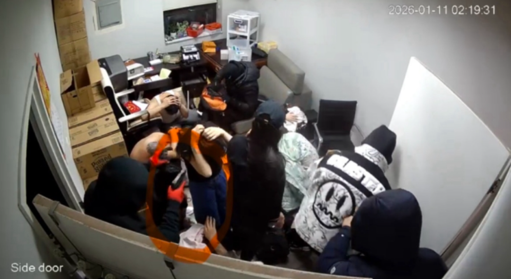 博鱼体育app下载-深夜噩梦！法拉盛公寓遭武装洗劫，抢走30万美元，9名华人男女被扒光衣服羞辱